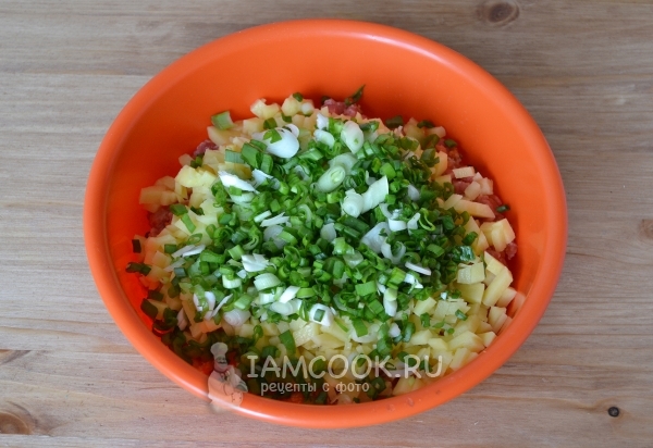 Положить зеленый лук