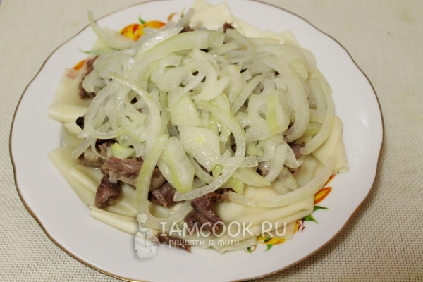 Положить на мясо лук