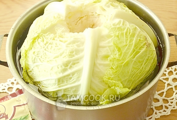 Положить капусту в кастрюлю с водой