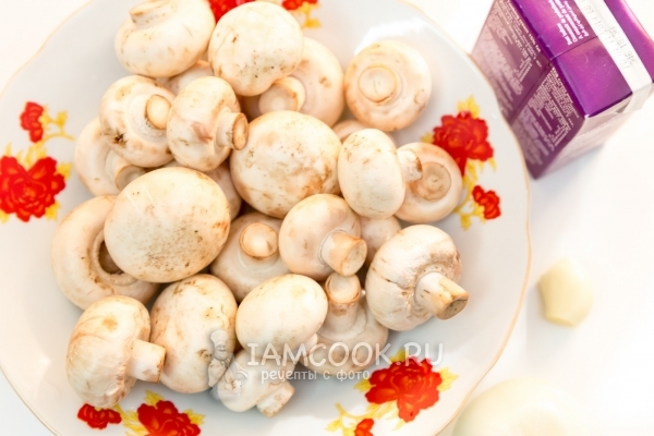 Ингредиенты для тушения шампиньонов в сливках