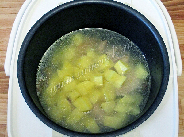 Влить в чашу мультиварки горячую воду