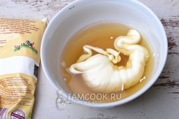 Смешать желатин, воду и майонез