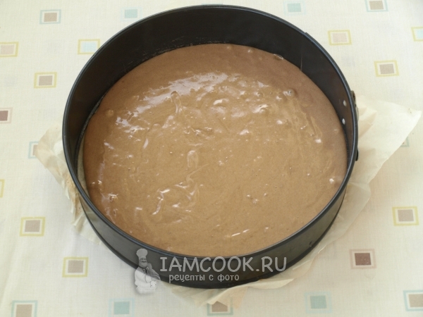 Положить шоколадное тесто в форму