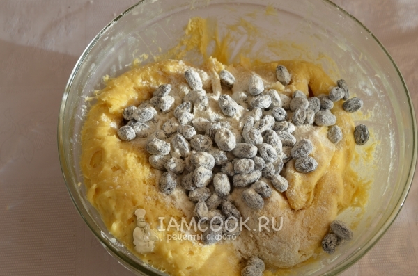 Положить изюм в тесто