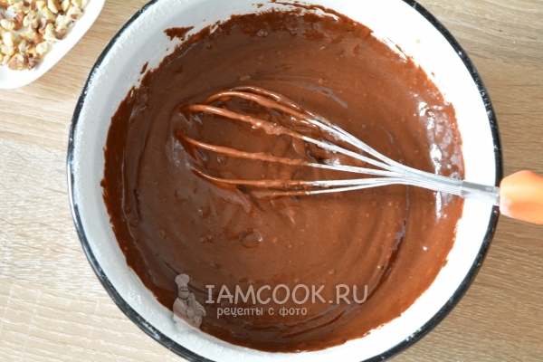 Всыпать муку и замесить тесто