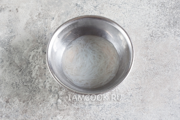 Влить воду к фунчозе