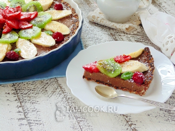 Кусочек вегетарианского тарта с бананом и авокадо