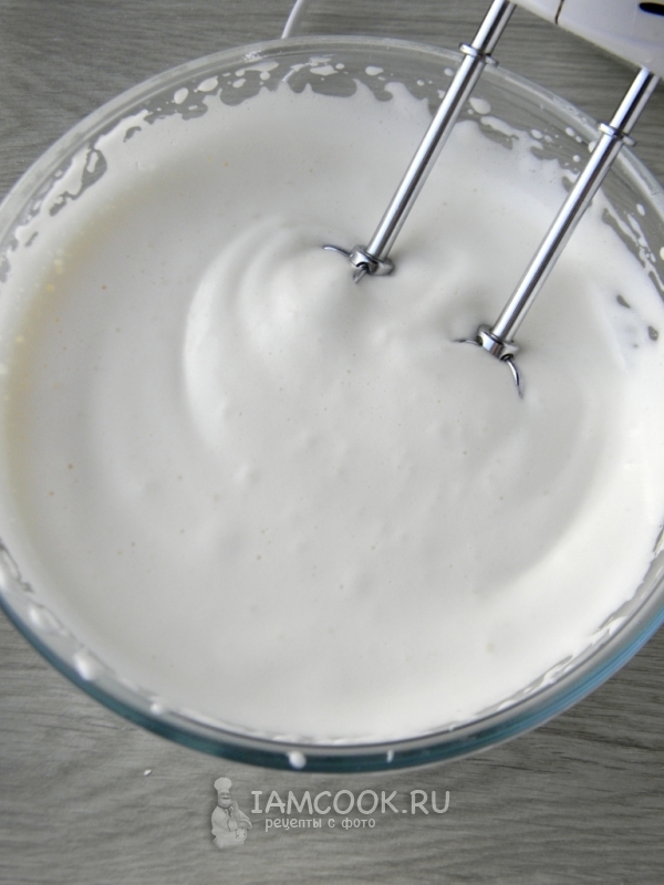 Всыпать сахар и продолжить взбивание