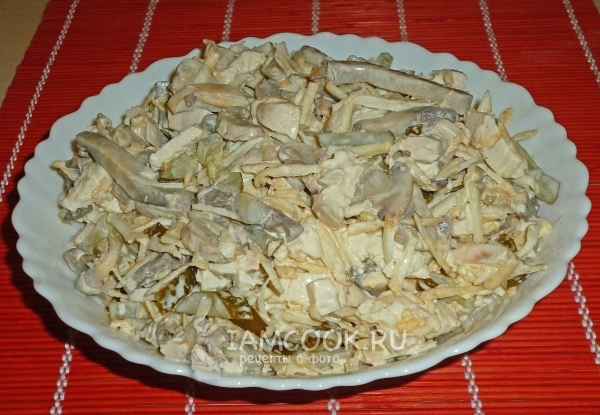 Готовый английский салат с курицей и грибами