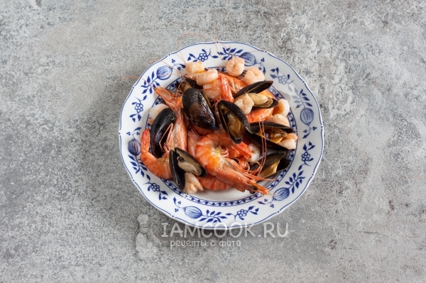 Обжарить креветки и мидии