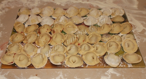 Пельмени из мясного фарша на доске, фото