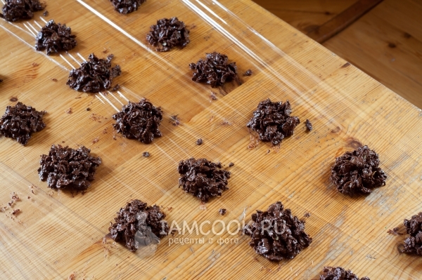 Выложить шоколадно-кукурузную массу на пленку