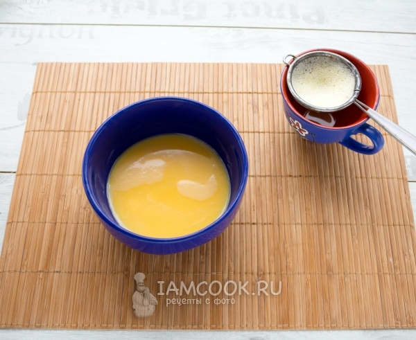Процедить яичную смесь через сито