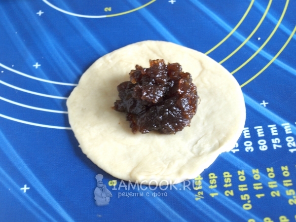 Положить на кружок теста повидло