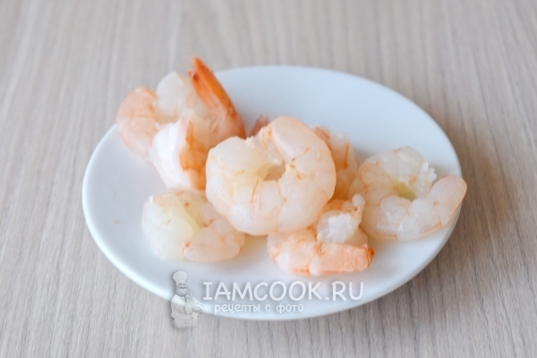 Отварить креветки