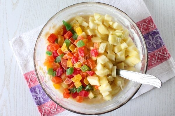 Добавить цукаты и яблоки