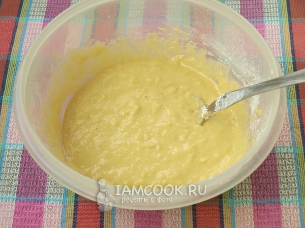 Всыпать муку и размешать тесто