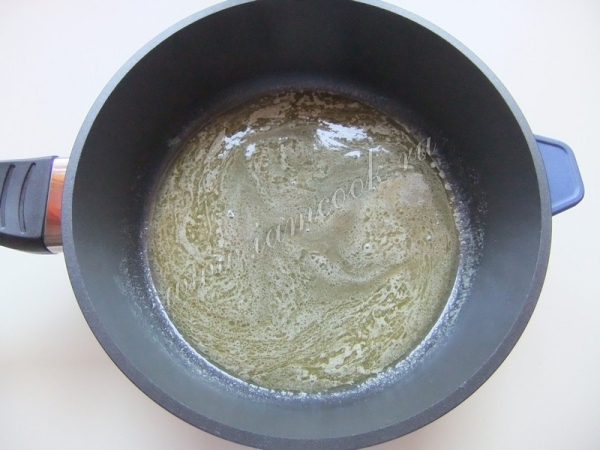 Масло на сковороде