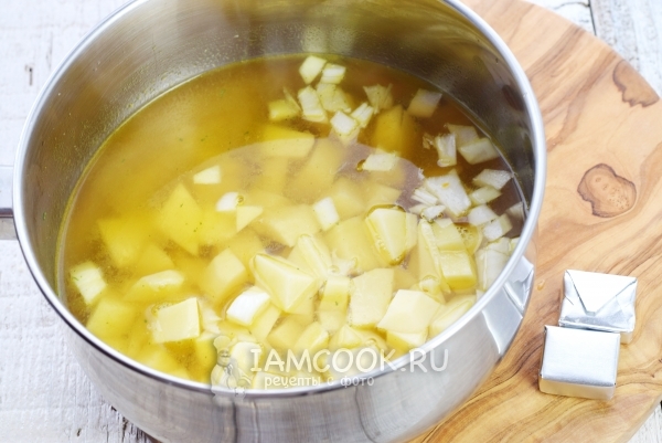 Положить в бульон лук и картофель