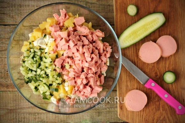 Колбаса и огурец