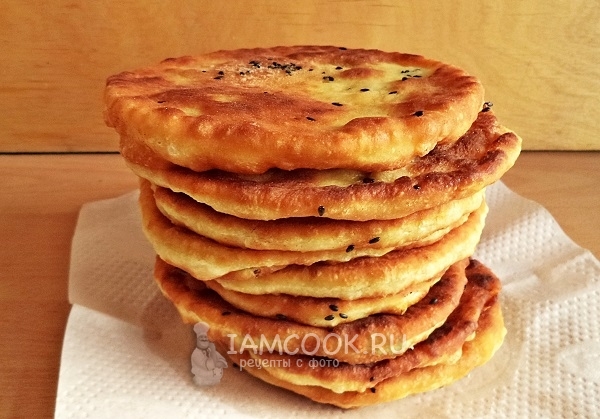 Выложить лепешку на бумажное полотенце