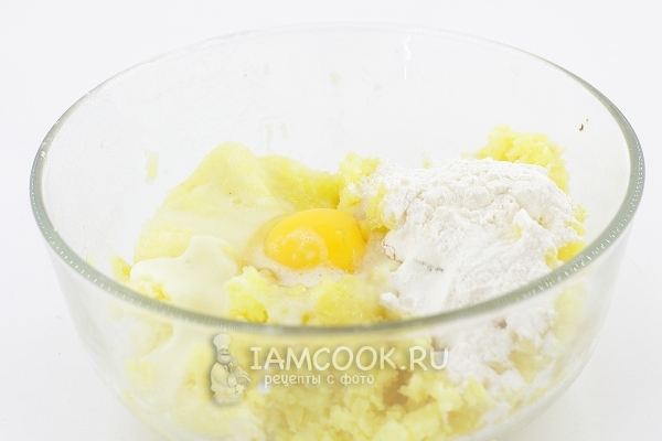 Добавить муку и яйцо