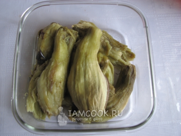 Снять с баклажана кожуру