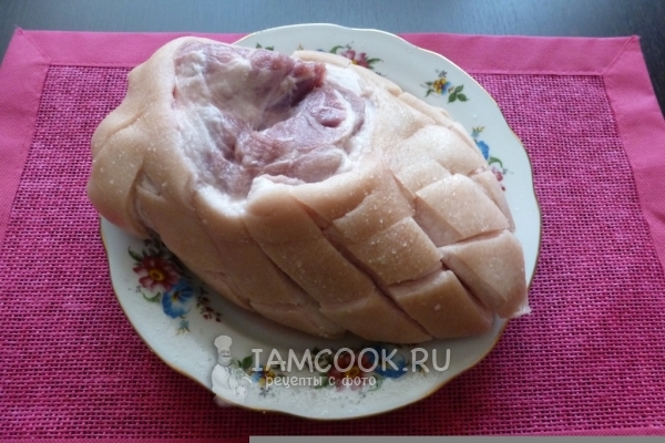 Сделать надрезы на ножке