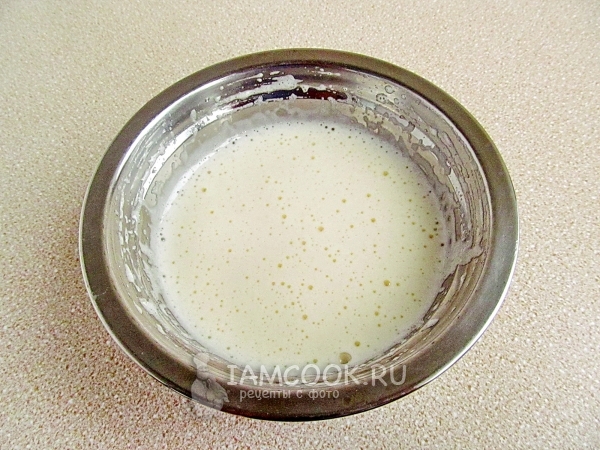 Взбить яйцо с сахаром