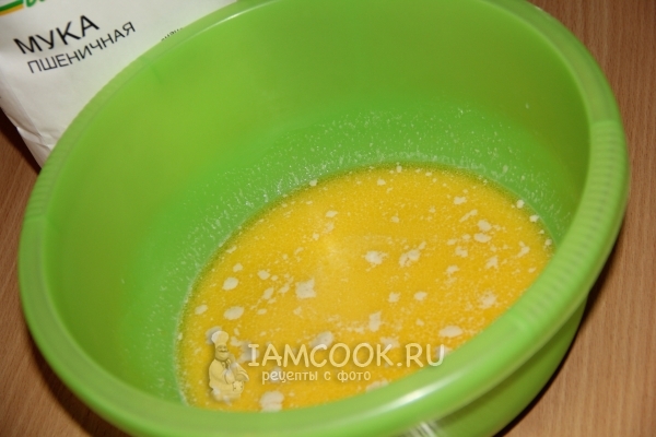 Добавить масло, яйцо и соль