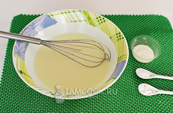 Всыпать соль и сахар