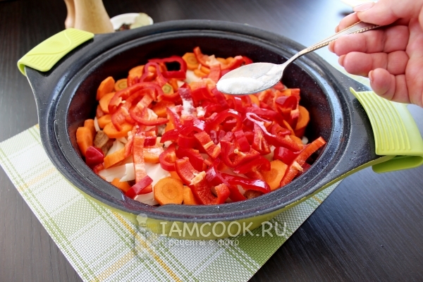 Положить перец и соль