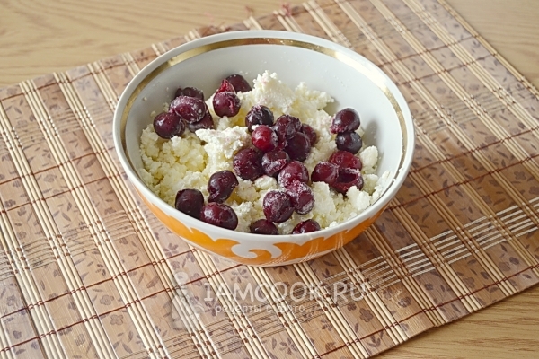 Положить в творог вишню