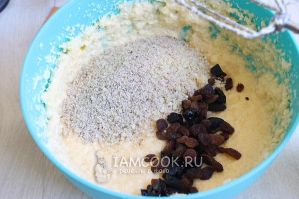 Всыпать миндаль, какао и изюм
