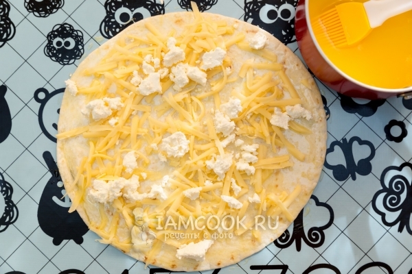 Положить на лепешку сыр и фету