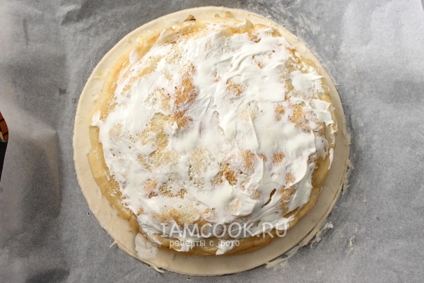 Накрыть блином и смазать сметаной