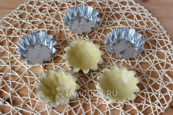 Положить тесто в формочки