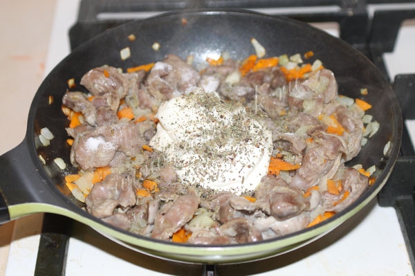 Тушение куриных потрошков в сметане