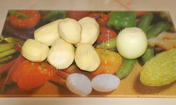 Чищенный картофель и лук