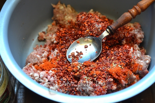 Всыпать в фарш пряности