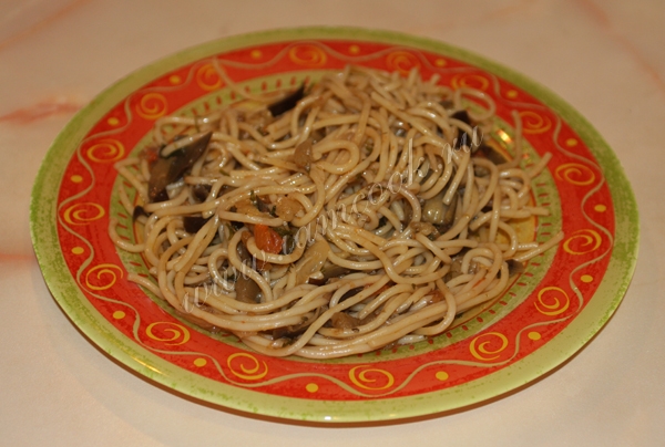 Спагетти с баклажанами и помидорами