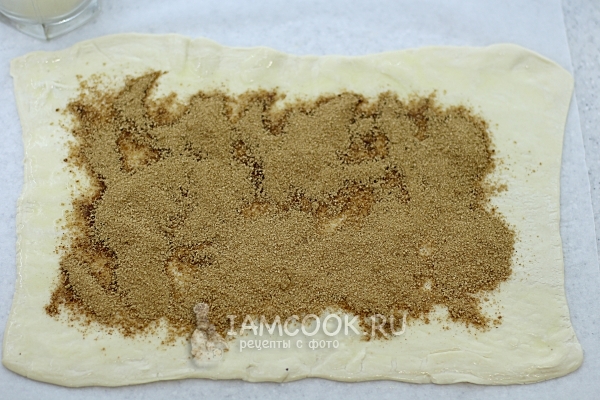 Посыпать тесто корицей