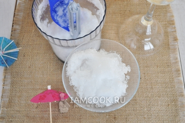 Положить лед в бокал