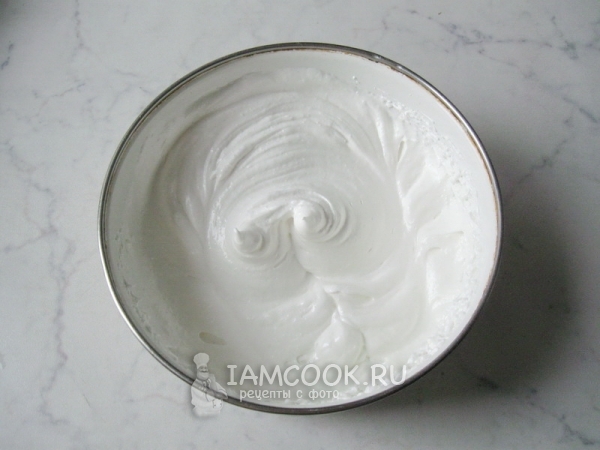 Взбить белки с сахаром