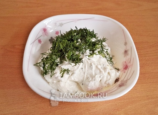 Смешать сметану с чесноком и укропом