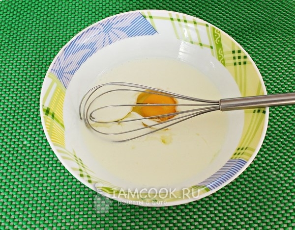 Смешать яйцо с кефиром