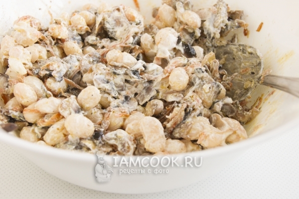 Положить сметану и размешать