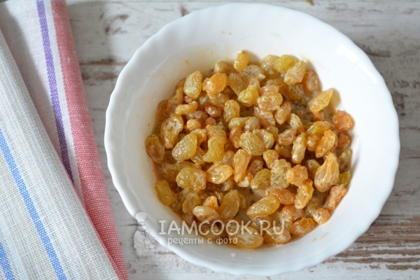 Помыть изюм