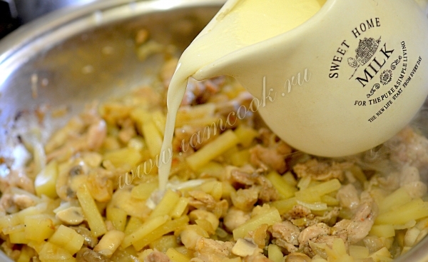 добавить молоко и соевый соус