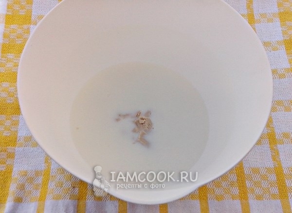 Положить дрожжи в молоко